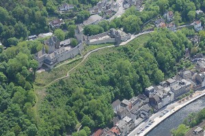 Burg Altena, hoch über der Lenne, aus der Luft fotografiert.