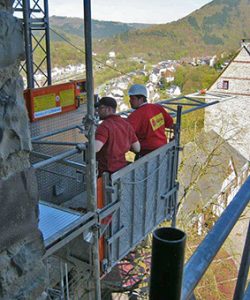 Arbeiten mit herrlicher Aussicht - der Bergfried auf der Burg Altena wird zurzeit eingerüstet. Foto: Ilona Gruß/Märkischer Kreis 
