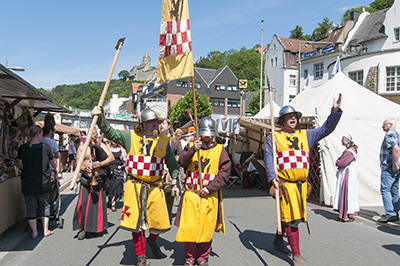 Die Altenaer Ritter ziehen über die Lenneuferpromenade.