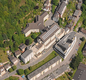Das Altenaer St.-Vinzenz-Krankenhaus aus der Luftperspektive