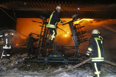 Ein Feuer vernichtete am Samstagabend eine 900 qm große Scheune am Großenscheid. Die Feuerwehrleute aus Altena, Lüdenscheid, Schalksmühle, Nachrodt-Wiblingwerde und Iserlohn kämpften nicht gegen die Flammen, sondern auch gegen das einsetzende Schneetreiben und mit Wassermangel